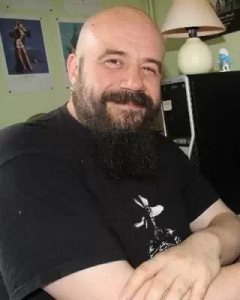 Laurent Miny, souriant après avoir achevé une de ses magnifiques illustrations.